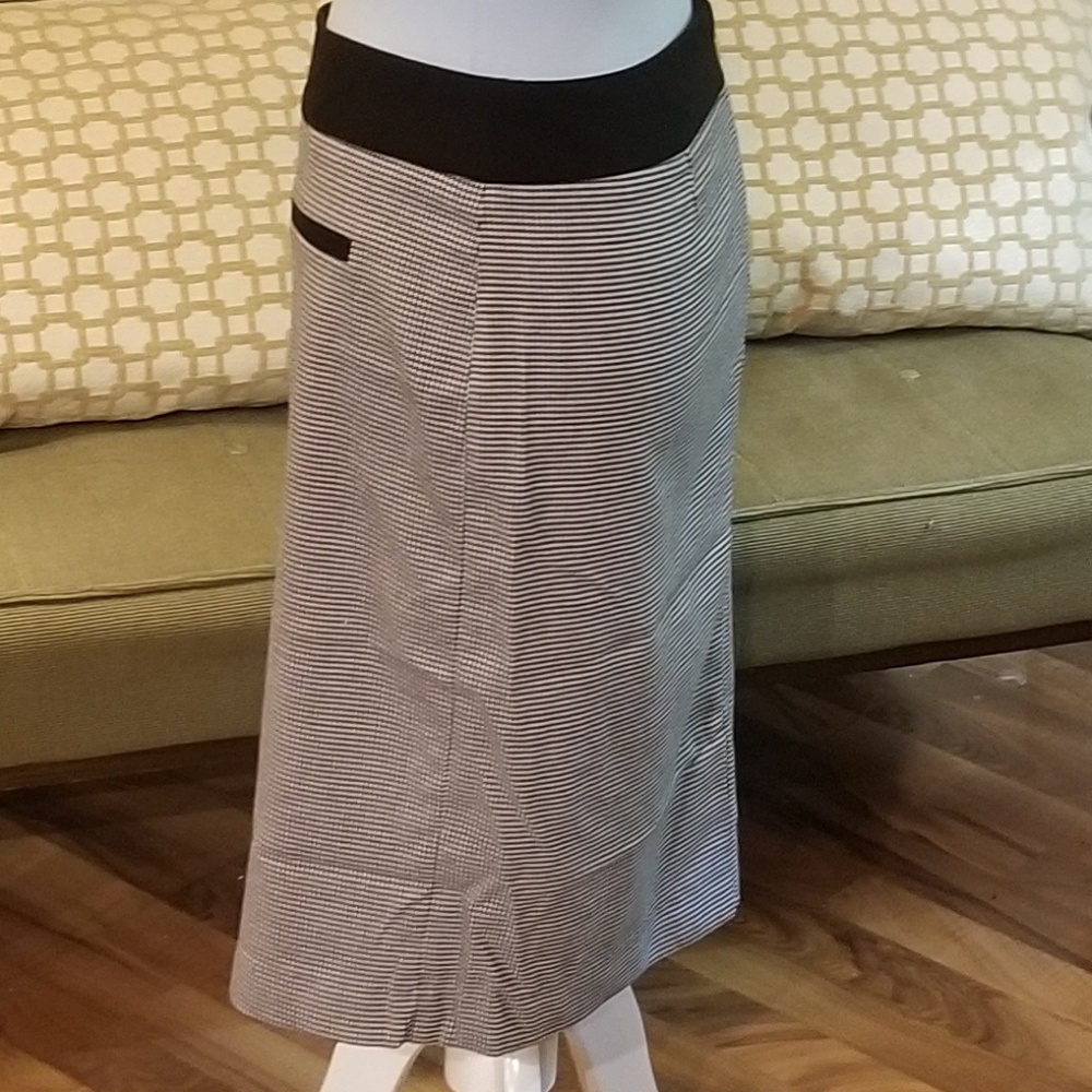 Christopher & Banks houndstooth pencil skirt. - Picture 3 of 7
